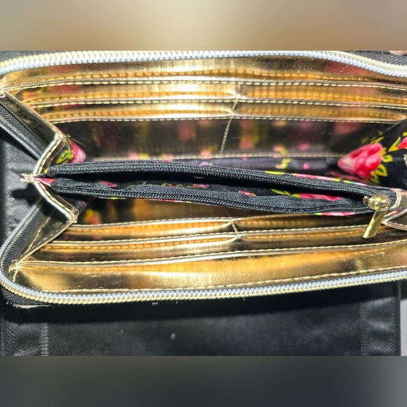 Betsey Johnson White Wallet with Gold Bow Accent - Picture 5 of 7